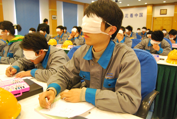 室內(nèi)拓展訓(xùn)練項目【蒙眼作畫】