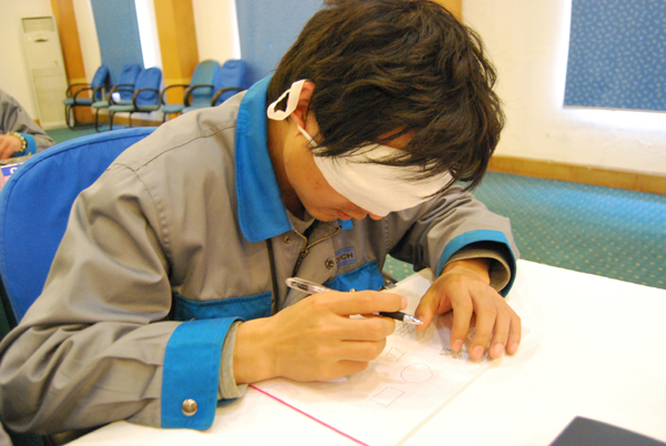 室內(nèi)拓展訓(xùn)練項目【蒙眼作畫】