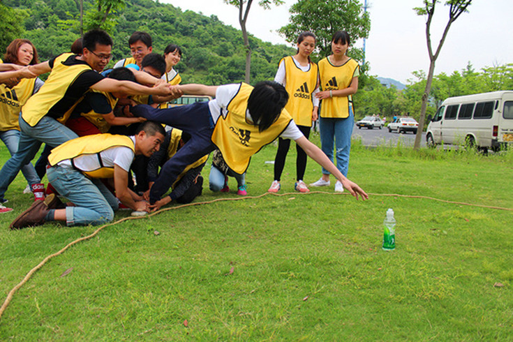 拓展訓練團隊游戲【雷區取水】